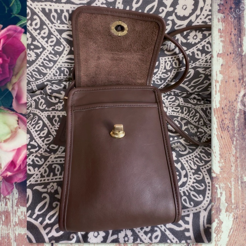 VINTAGE COACH TAUPE BROWN CROSSBODY SCOOTER CROSSBODY BAG
Style 9893 - Picture 7 of 12
